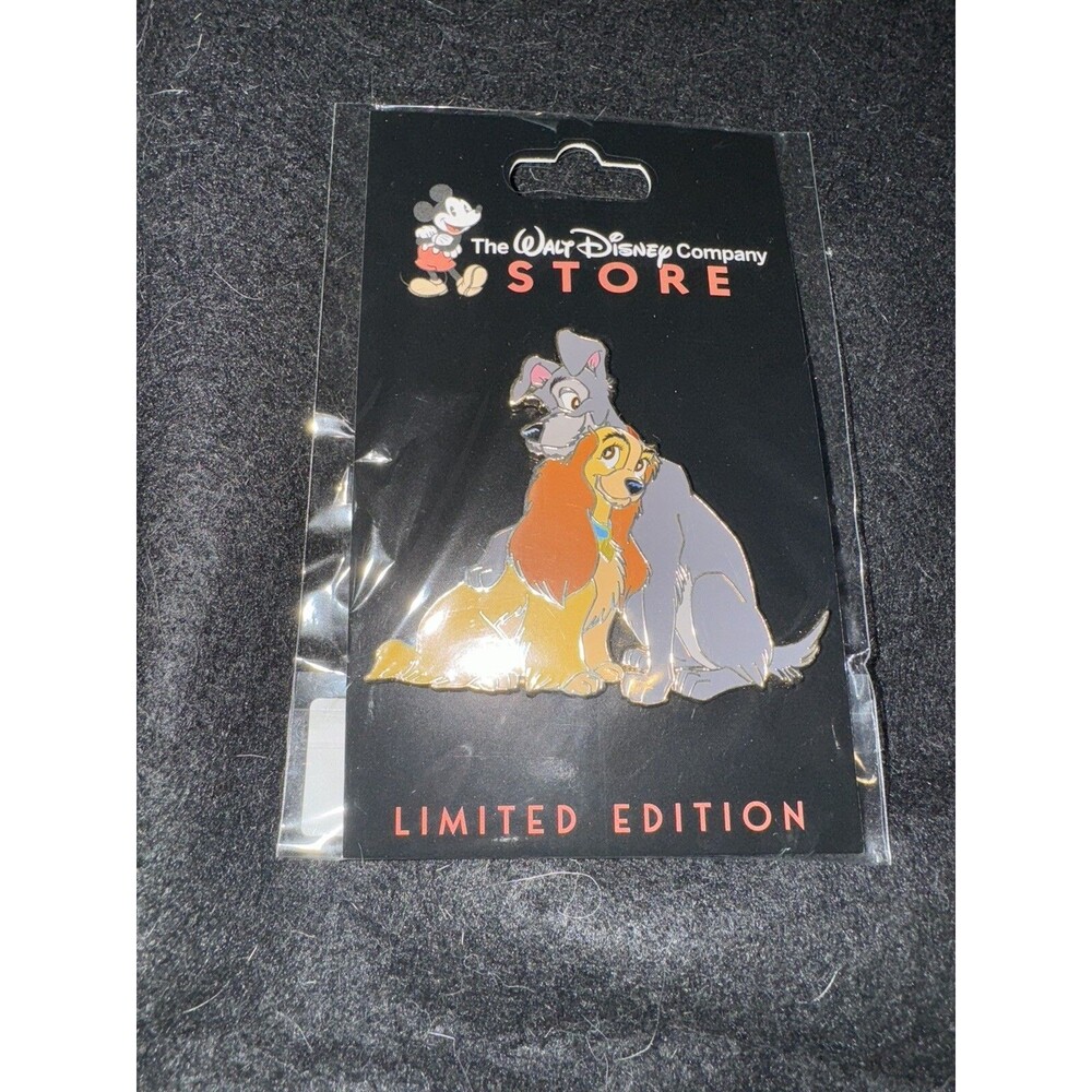 D23 EXPO 2024 WALT DISNEY COMPANY PIN STORE HUGS ARE BEST LADY & THE TRAMP LE300